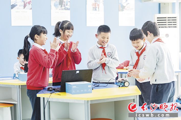 芙蓉区育英西垅小学的无作业日里，孩子们找到自己喜爱的领域进行探索。照片由学校提供